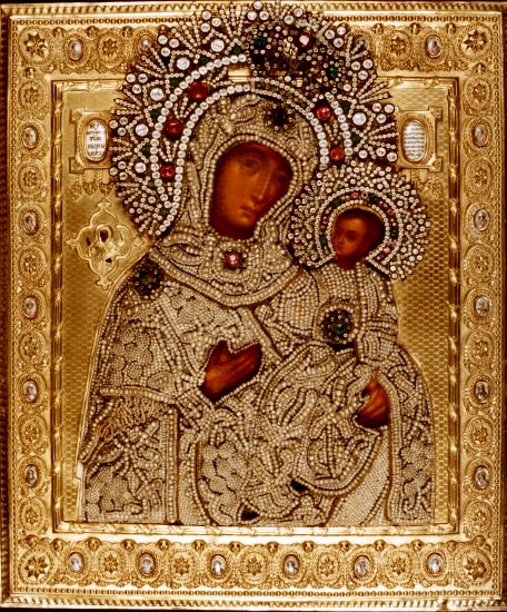 De derde ster staat op het hart van het kind Jezus ; de derde hypostase van de Drieenheid (000.05501 : Riza van een ikoon: Moeder Gods Iwerskaja, zilver verguld - rivierparels, bergkristal plus email-medaillons, Moskou 1859, 31 x 26,3 cm) 